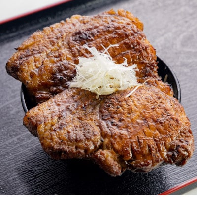 【豚丼専門店の本格炭焼調理済】博多二段仕込炭焼豚丼 厚さ2cm厳選九州産「生」のロース・バラ豚肉使用