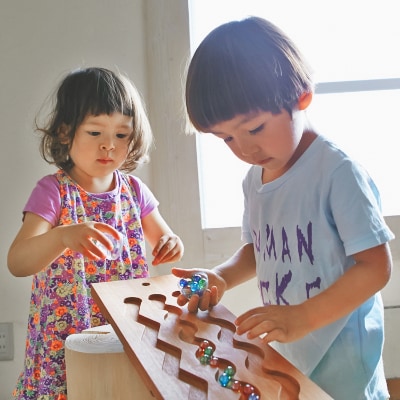 遊べる身長計【me-mori & SlowP】　子どもの感性と創造力を磨き、想い出と成長を刻む