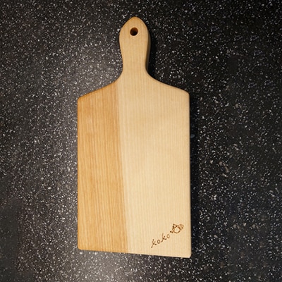 樺の小さなカッティングボード無垢材バターナイフ(左利き用)のセット　(赤身と白太使い・ハンドル有)