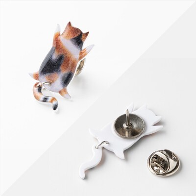 しっぽユラユラしがみつき猫　三毛猫ピンバッジ