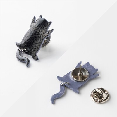 しっぽユラユラしがみつき猫　サバトラ猫ピンバッジ