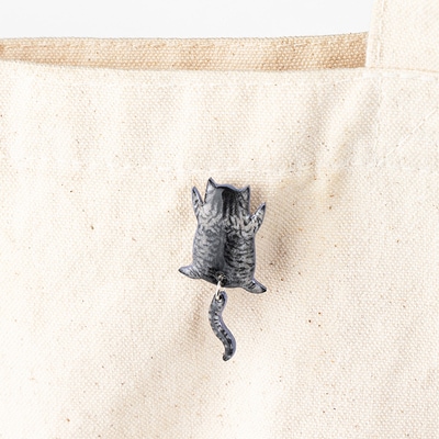 しっぽユラユラしがみつき猫　サバトラ猫ピンバッジ