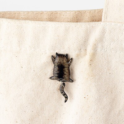 しっぽユラユラしがみつき猫　キジトラ猫ピンバッジ