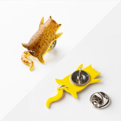 しっぽユラユラしがみつき猫　茶トラ猫ピンバッジ