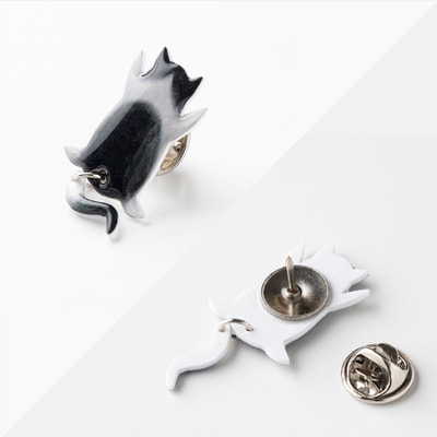 しっぽユラユラしがみつき猫　ハチワレ猫ピンバッジ