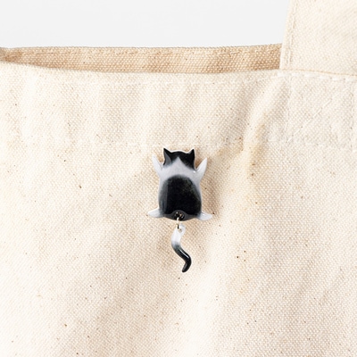 しっぽユラユラしがみつき猫　ハチワレ猫ピンバッジ