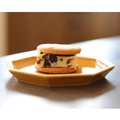 ラムレーズンバターサンド(8個入り)【箱入り・個包装】