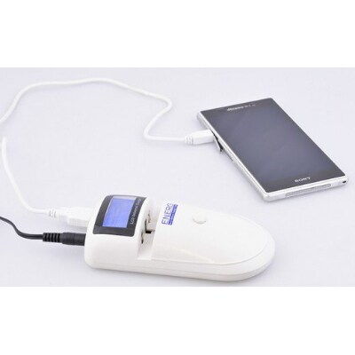 1台でさまざまなバッテリーパック・モバイル端末を充電できる充電器 086775