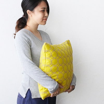 秋山木工の45角クッション　タンバリン　イエロー　2個セット