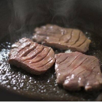 お肉屋さんの贅沢セット(和牛黒タン焼き肉用・500gと仙台牛ローストビーフ・700g)