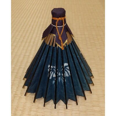 「藍染切継模様和紙張ランプシェード(小、蝶)」和傘の材料と製法の手作り
