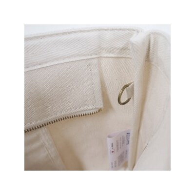 【ファスナー付きA4サイズ対応　ポケット・キーフック付きの安心トート(ホワイト)_T03045_2