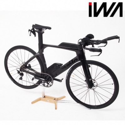 老舗家具メーカー「カリモク家具」と共同開発、高級天然木材のロードバイクスタンド「iWA1匠」 オーク