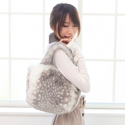 お出かけが楽しくなる!フェイクファーバンビ柄ミニトート | お礼品詳細