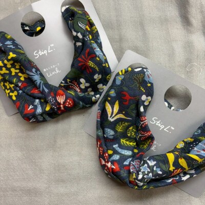 【わんことお揃いスカーフ】天然素材生地の高級ストール残布で製造!簡単マグネット着脱　ハーバリウム柄黒