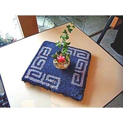 鍋島緞通【手刺繍】 対角雷文　花紺地(30×30cm)