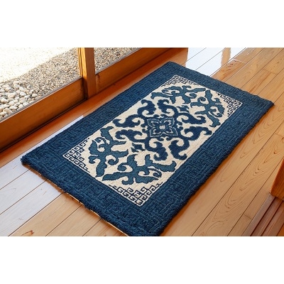 鍋島緞通【手刺繍】花菱龍唐草縁まんじ文　玉子地(70×120cm)