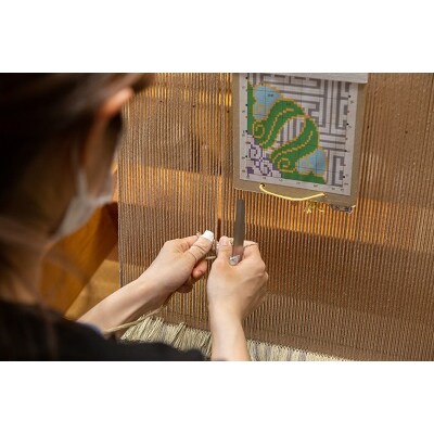 鍋島緞通【手織】蟹牡丹中心柄縁雷文　灰地(70×70cm)