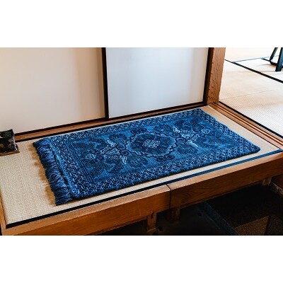 鍋島緞通【手織】蟹牡丹文縁七宝　淡紺地(70×120cm)