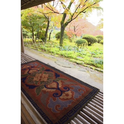 鍋島緞通【手刺繍】蟹牡丹縁二重雷文　茜地鉄紺(90×180cm)
