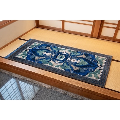 鍋島緞通【手織】兜唐花紗綾形地縁雷文　中藍地灰地茶(95×191cm)
