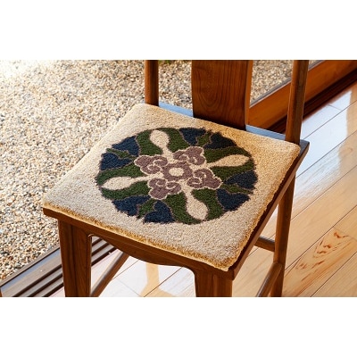 鍋島緞通【手刺繍】蟹牡丹中心柄　灰地(40×40cm)