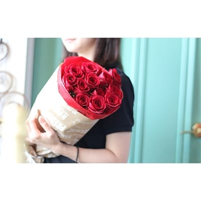 12本の赤いバラの花束