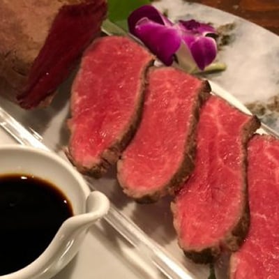 土佐あかうしのモモ肉ローストビーフ(自家製ステーキソース付)