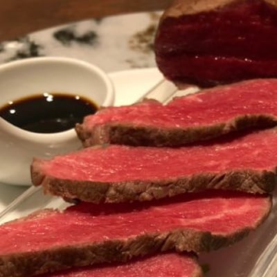 土佐あかうしのモモ肉ローストビーフ(自家製ステーキソース付)