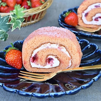 新鮮な江差産いちごをたっぷり使ったいちごロールと、もちもちシュークリームセット
