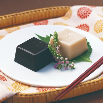 濃厚な胡麻の風味と、とろけるような舌触りの胡麻豆腐