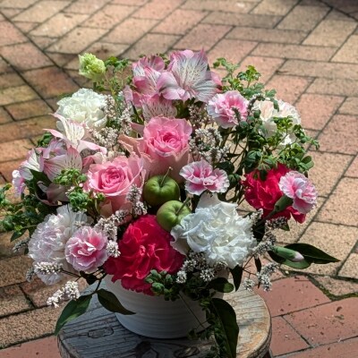 季節のお花4種類～7種類使用　季節のフラワーアレンジメント[142F02]