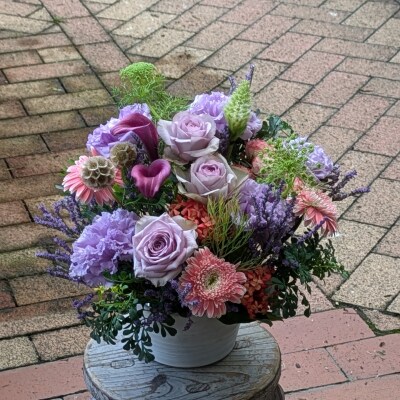 季節のお花4種類～7種類使用　季節のフラワーアレンジメント[142F02]