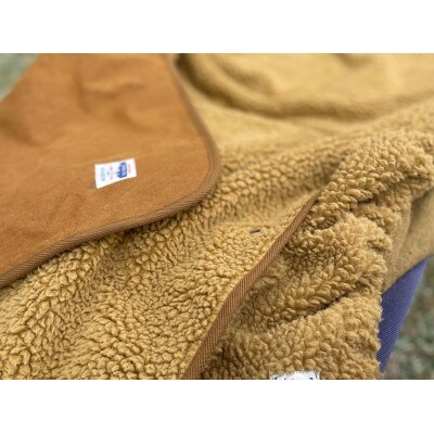キャンプ、焚火に　アルバートン社の難燃ブランケット　赤外線を吸収して発熱するボア　キャメル