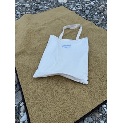 キャンプ、焚火にアルバートン社の難燃・赤外線を吸収して発熱するボアのグランドクロス(カーキー)