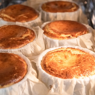 淡路島で育った純国産鶏の卵で作る淡路島バスクチーズケーキ　ap06701