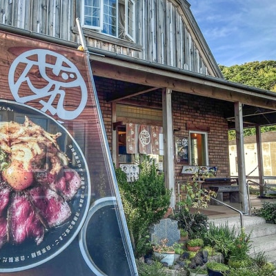 ＜うどん家ぜん丸＞肉うどんと太巻き寿司「花丸巻」の詰め合わせ 3食セット2本入り　az01804