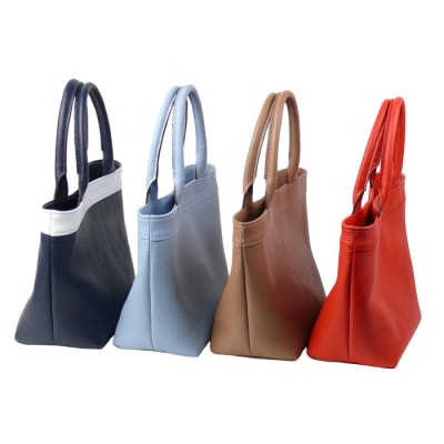 持つ人の雰囲気を引き立てる、シュリンク革製舟形トートバッグ　(スカイブルー)　ay10146