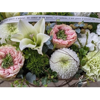 季節のお任せ生花アレンジ BOX 開店祝い 誕生日 送別などにおすすめ ピンク系