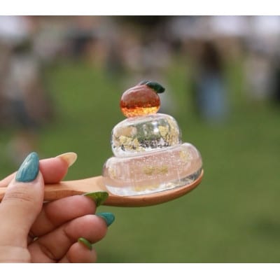 ガラス鏡餅「もっちり ひとくちサイズ麻炭&金箔」 ガラス細工のかがみ餅