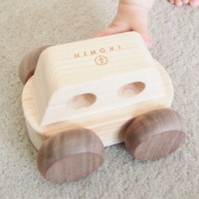 ひのきのおもちゃIKONIH(アイコニー)の知育玩具　オルゴールカー