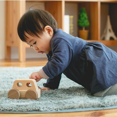 ひのきのおもちゃIKONIH(アイコニー)の知育玩具　オルゴールカー
