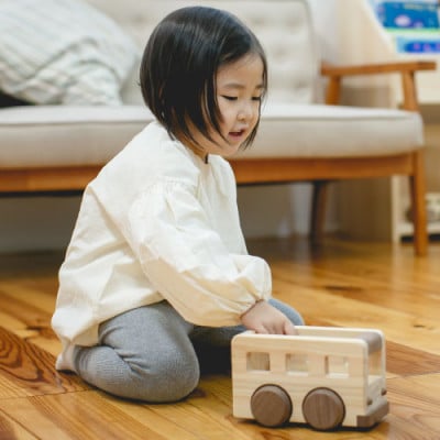ひのきのおもちゃIKONIH(アイコニー)の知育玩具　オルゴールバス