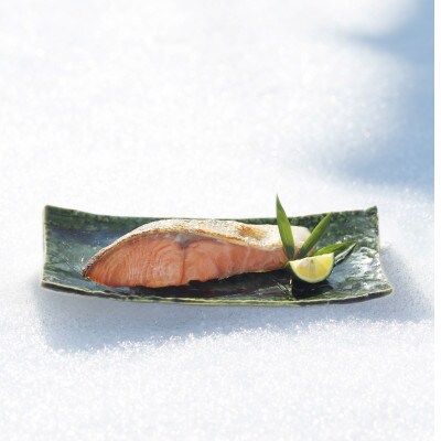佐藤水産の越冬　雪中熟成鮭切身　100g×3切入