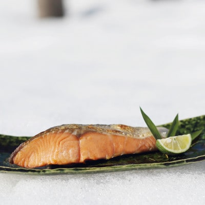 佐藤水産の越冬　雪中熟成鮭切身　100g×5枚入