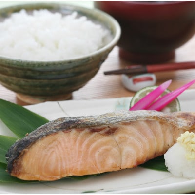 【佐藤水産】北海道産の新巻鮭 1尾(姿切身/便利な小分け4分割/真空パック) 1.6kg