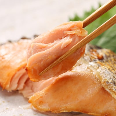 【佐藤水産】 北海道産秋鮭の熟成新巻鮭　　1尾(姿切身/真空パック) 2.2kg