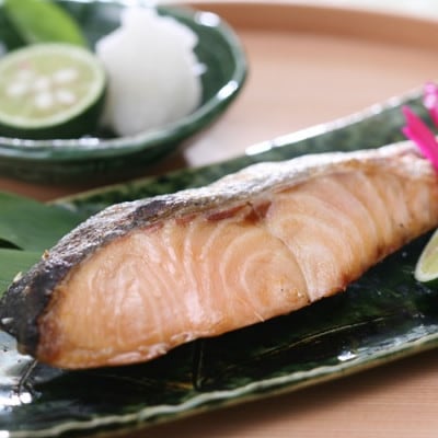 【佐藤水産】数量限定 北海道産 熟成新巻鮭 (姿切身/半身2分割/真空パック)約700g