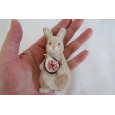 羊毛フェルトの動物ブローチ(うさぎといちじく)　CK-001(1)