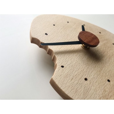 梅干しおむすびの壁掛け時計×1　歯形付き　手のひらサイズ木製【WOOD STUDIO KUZE’S】